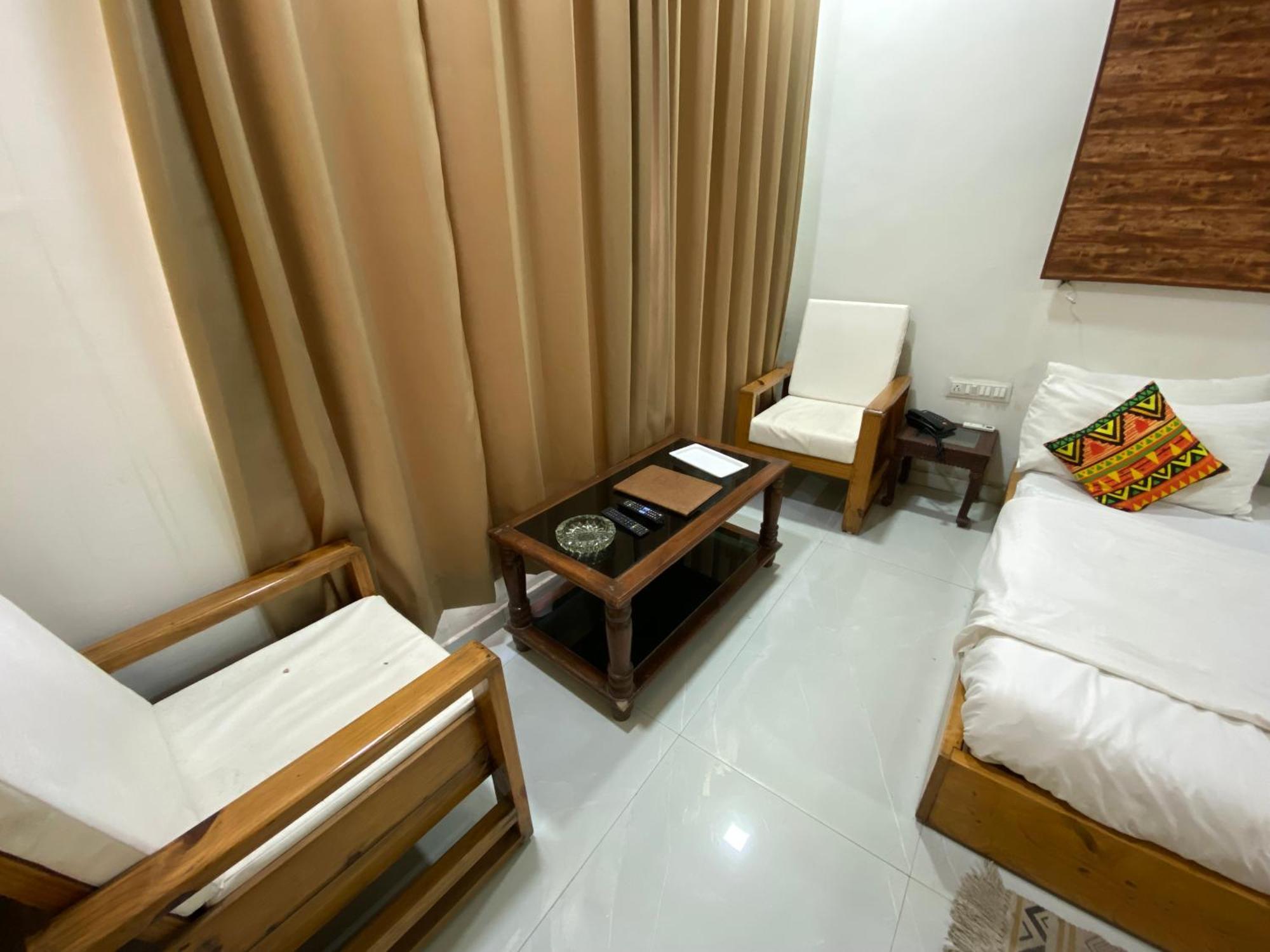 Rudraksha Inn Ābu Exteriör bild